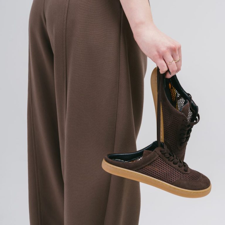 Ażurowe Klapki Damskie – Czekoladowe Mule z Siateczką i Gumową Podeszwą