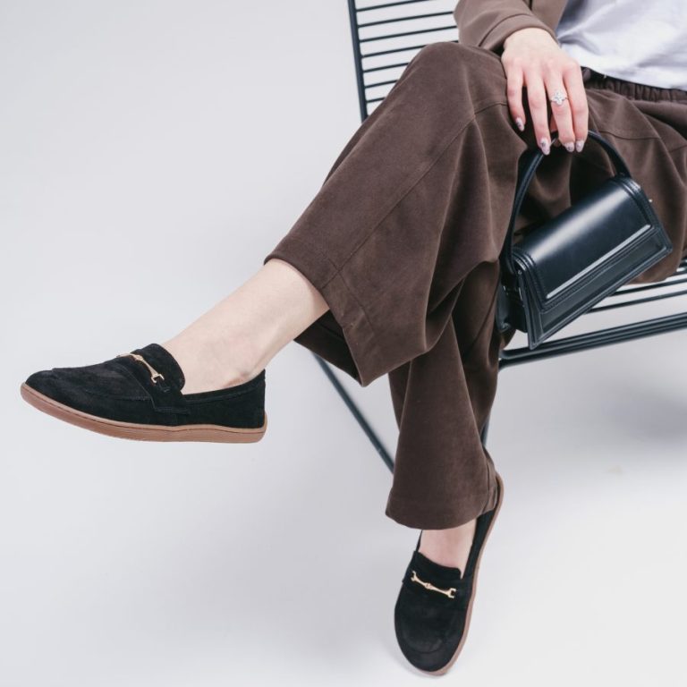 Czarne Zamszowe Mokasyny Barefoot ze Złotym Detalem – Elegancja w Parze ze Zdrowiem