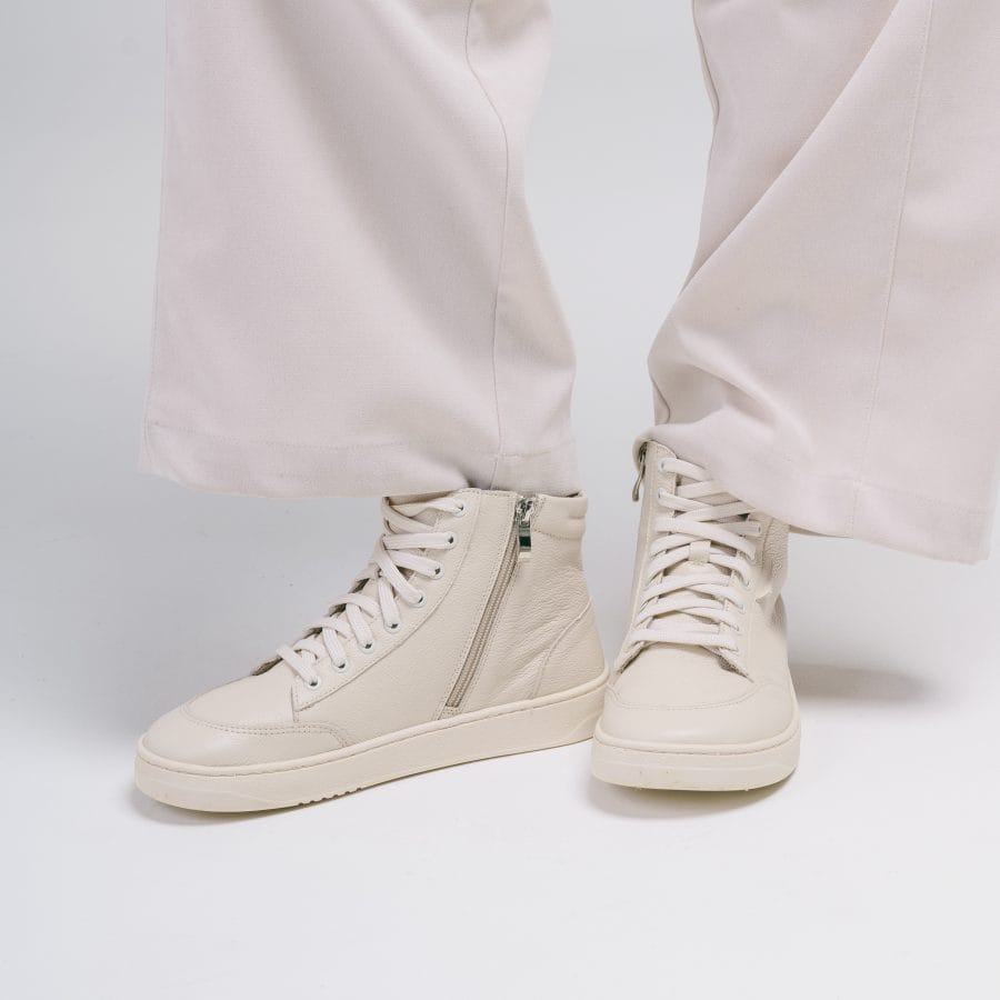 Skórzane Wysokie Sneakersy Damskie „Ivory Comfort” – Beżowe Trampki z Bocznym Suwakiem