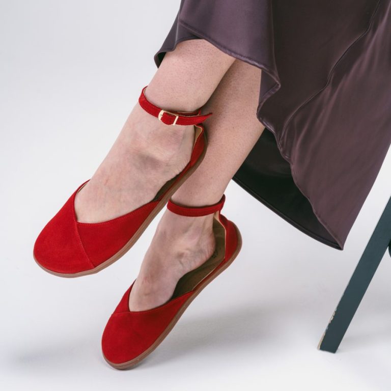 Zamszowe Baleriny Mary Jane w Intensywnej Czerwieni – Elegancja z Paskiem wokół Kostki