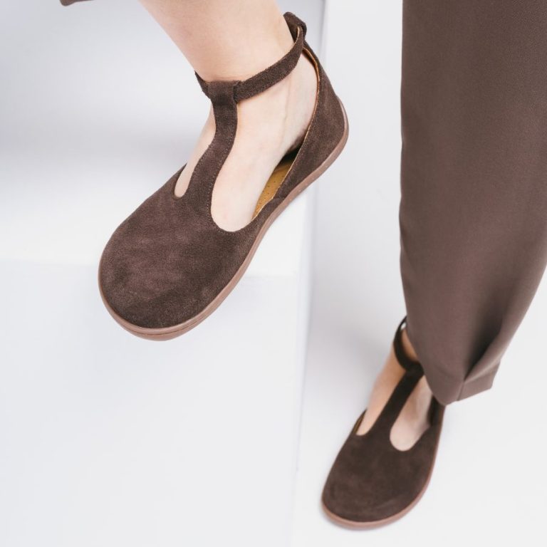 Zamszowe Baleriny T-Bar w Kolorze Czekoladowym – Eleganckie Płaskie Buty z Paskiem