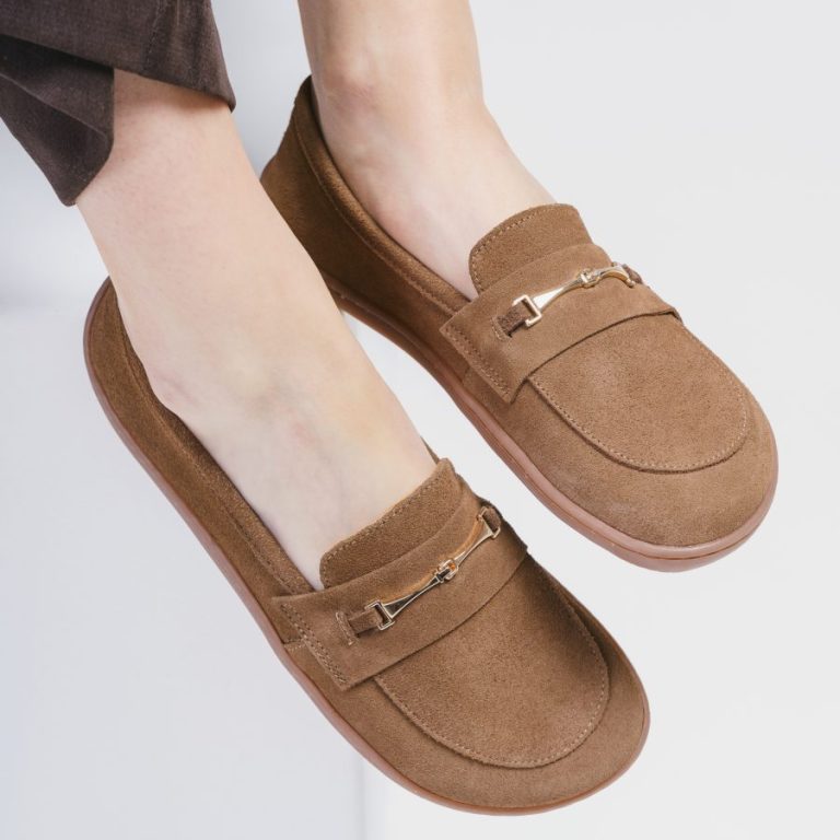 Zamszowe Mokasyny Barefoot ze Złotym Wędzidłem – Koniakowy Szyk i Zdrowy Ruch