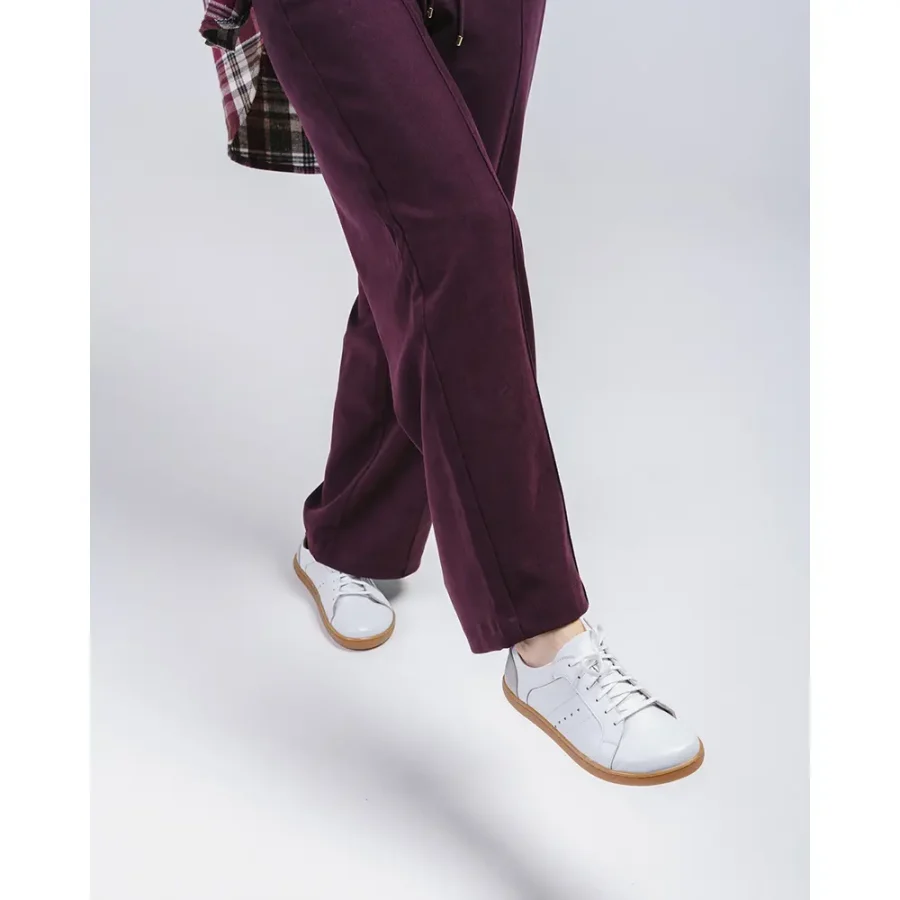 Białe Skórzane Sneakery z Gumową Podeszwą – Elegancja w Stylu Retro - obrazek 4